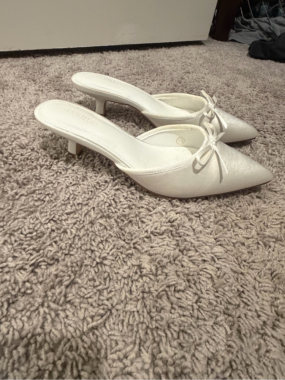 Elegant White Pointed-Toe Kitten Heel Mules with Bow